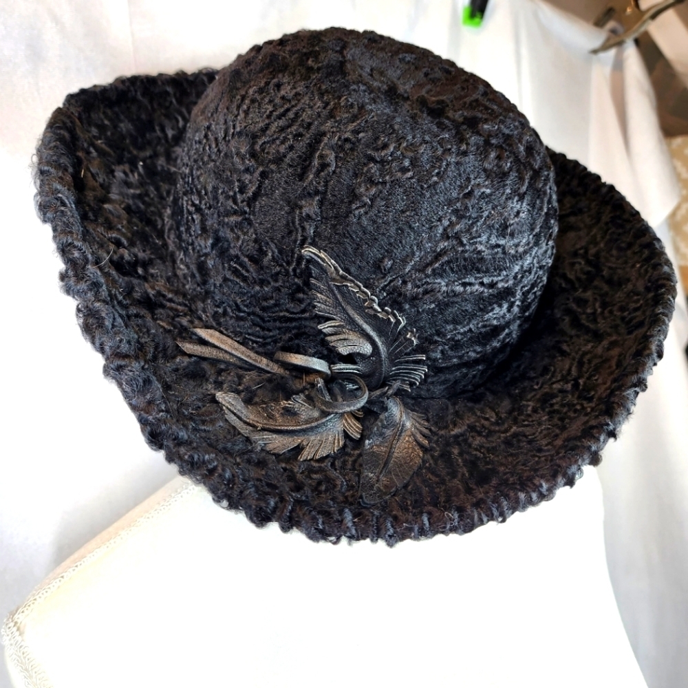 Black velvety‎ fancy hat